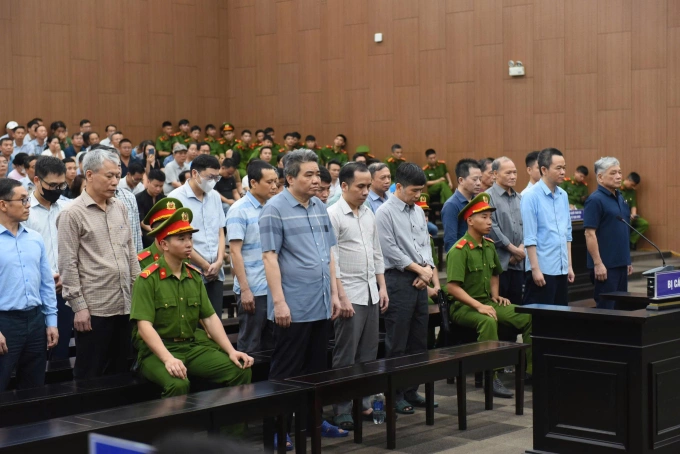 Các bị cáo nghe tuyên án chiều 7/4. Ảnh: Danh Lam