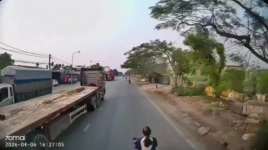 Cô gái đi xe máy bị ôtô ủi 500 m mà lái xe không hề biết