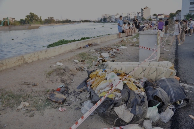 Khu vực bờ kè dọc sông ngập rác do người dân, du khách xả ra khi đến hóng gió. Ảnh: Tuấn Anh