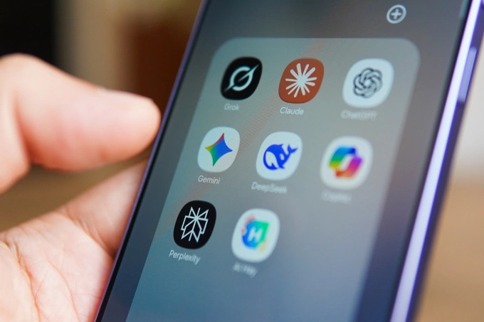 Logo các ứng dụng AI Grok, Claude, ChatGPT, Gemini, DeepSeek, Copilot, Perplexity, AI Hay trên điện thoại. Ảnh: Lưu Quý