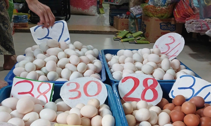 Trứng gà, vịt được bán tại chợ Xóm Mới, phường An Hội Đông sáng 7/4. Ảnh: Thi Hà