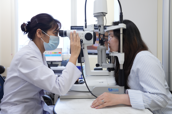 Bác sĩ Thư kiểm tra mắt cho một phụ nữ. Ảnh: Bệnh viện Đa khoa Tâm Anh Hà Nội
