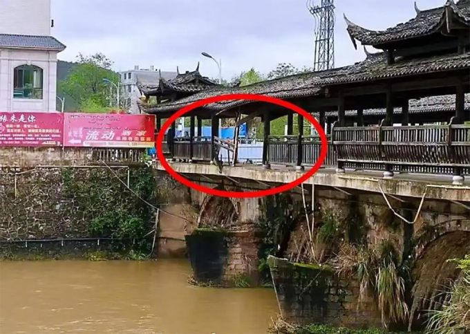 Vị trí ôtô đâm gãy trụ và lan can cầu trước khi rơi xuống sông. Ảnh: Sohu