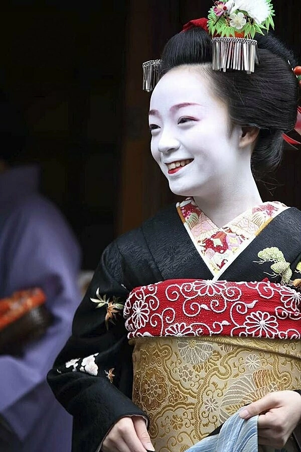 Sau khi xong khóa đào tạo, Kiyoha Kiritaka ra đường chào khách với tư cách là maiko hồi tháng 11/2015. Ảnh: Kyodo