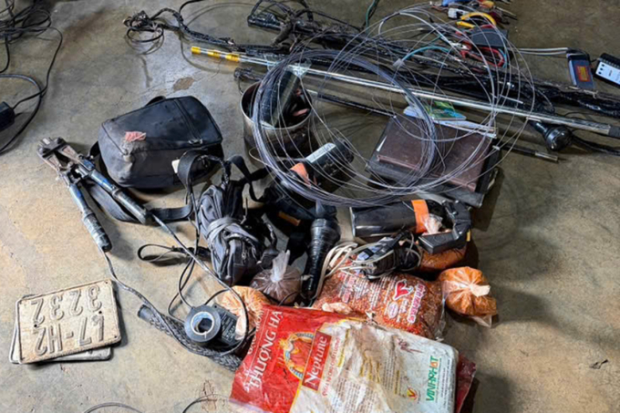 Phạm Tuấn Giang và đồng phạm chuẩn bị dụng cụ trộm chó. Ảnh: Ngọc Oanh