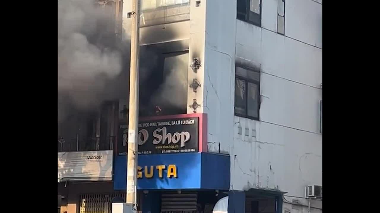Cháy nhà 4 tầng ở trung tâm TP HCM