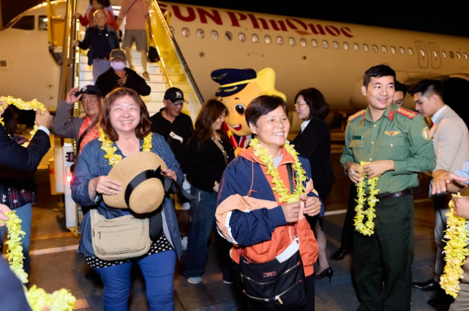 Hơn 200 khách từ Đài Loan đến Phú Quốc trong chuyến bay quốc tế đầu tiên Sun PhuQuoc Airways. Ảnh: SPA