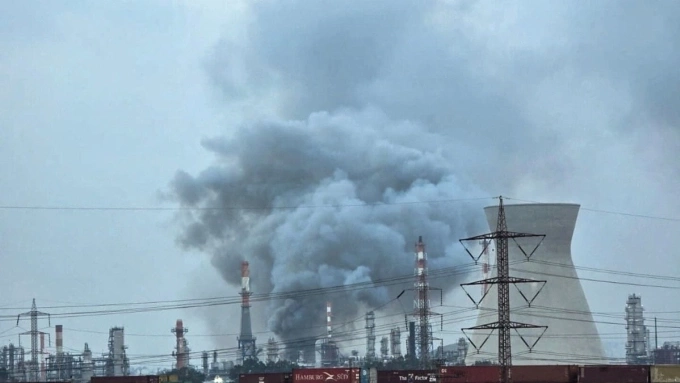 Một nhà máy lọc dầu tại tỉnh Haifa, Israel, bị hư hại sau đợt tập kích của Iran hôm 19/3. Ảnh: Reuters