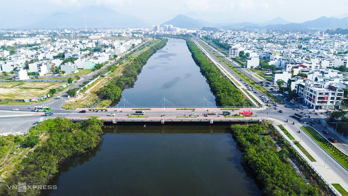 Hai hàng cây mọc tại bờ kè dọc sông Quán Trường, Nha Trang. Ảnh: Bùi Toàn