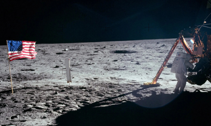 Phi hành gia Neil Armstrong của nhiệm vụ Apollo 11 được người bạn đồng hành Buzz Aldrin chụp ảnh sau khi cắm cờ trên Mặt Trăng vào tháng 7/1969. Ảnh: NASA