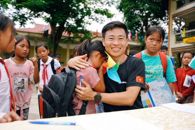 Một học sinh xúc động khi nhận được ảnh kỷ yếu từ anh Lưu Minh Khương (áo đen), 32 tuổi, ở Hà Nội. Ảnh: Nhân vật cung cấp