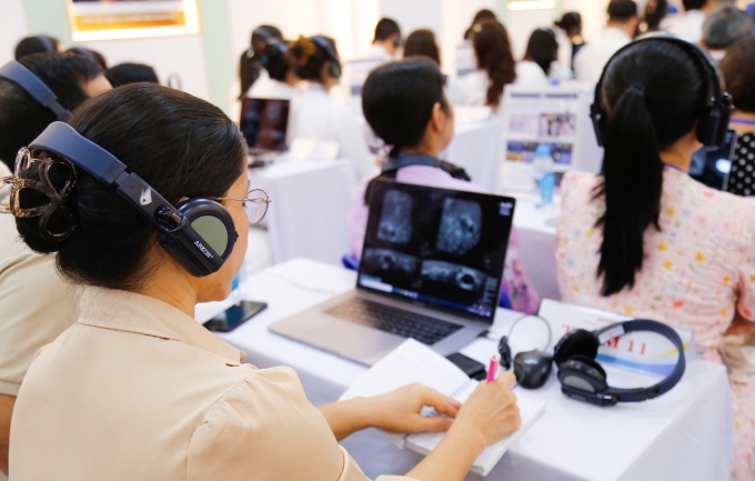 Bác sĩ thực hành siêu âm 3D trên trạm đọc dữ liệu thực tế tại Bệnh viện Từ Dũ chiều 7/4. Ảnh: Bệnh viện cung cấp