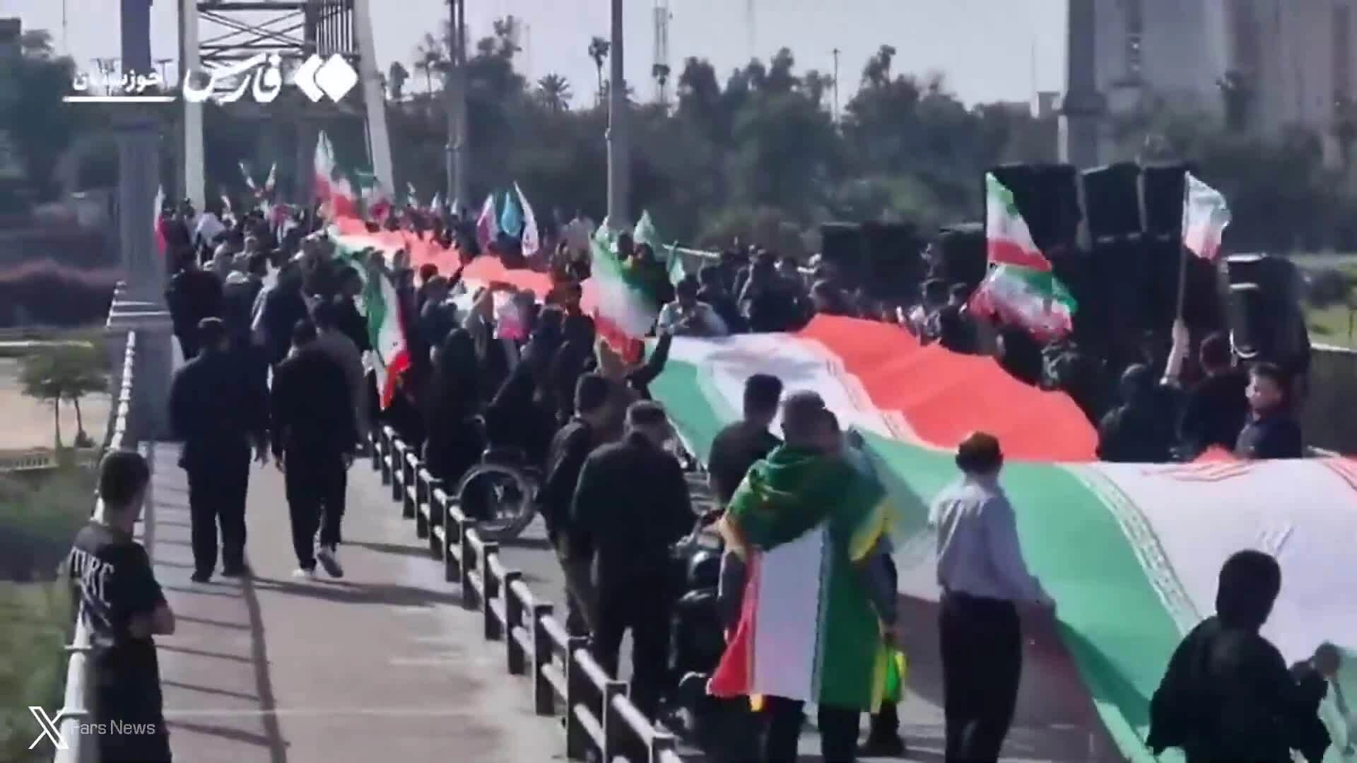 Người dân tập trung trên cầu White ở tỉnh Khuzestan, Iran nhằm cố gắng bảo vệ nó khỏi bị đánh bom