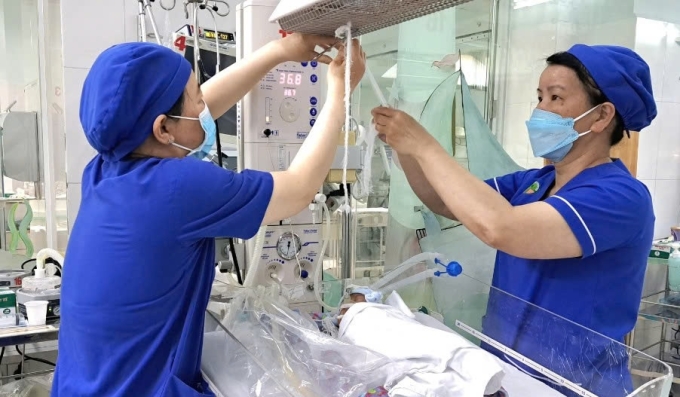 Điều trị cho trẻ sơ sinh tại bệnh viện nhi ở TP HCM. Ảnh: Bệnh viện cung cấp