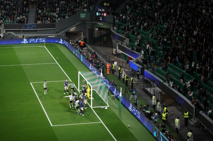 Noni Madueke đá phạt góc đưa bóng xoáy vào xà ngang. Ảnh: UEFA