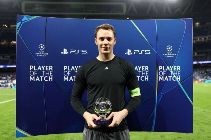 Neuer nhận danh hiệu Cầu thủ hay nhất trận Real - Bayern ở lượt đi tứ kết Champions League tối 7/4. Ảnh: UEFA