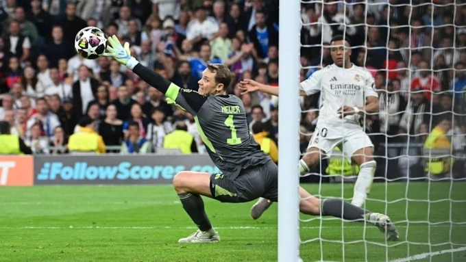 Neuer trong một pha từ chối cơ hội của Mbappe. Ảnh: Bild