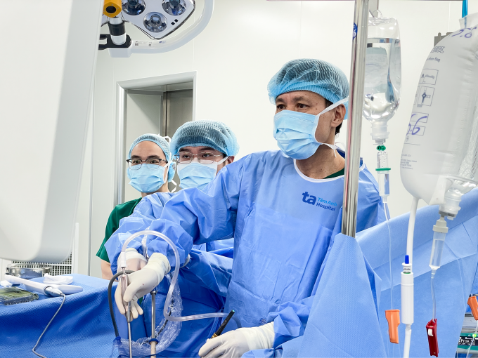 Phó giáo sư Vĩnh (bên phải) cùng êkíp phẫu thuật nội soi cắt thùy phổi cho người bệnh. Ảnh: Bệnh viện Đa khoa Tâm Anh