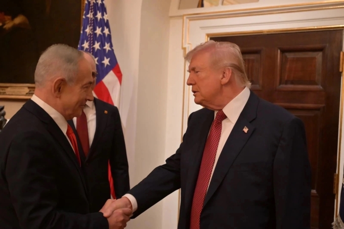 Tổng thống Mỹ Donald Trump (phải) bắt tay Thủ tướng Israel Benjamin Netanyahu tại Nhà Trắng ngày 11/2. Ảnh: Times of Israel