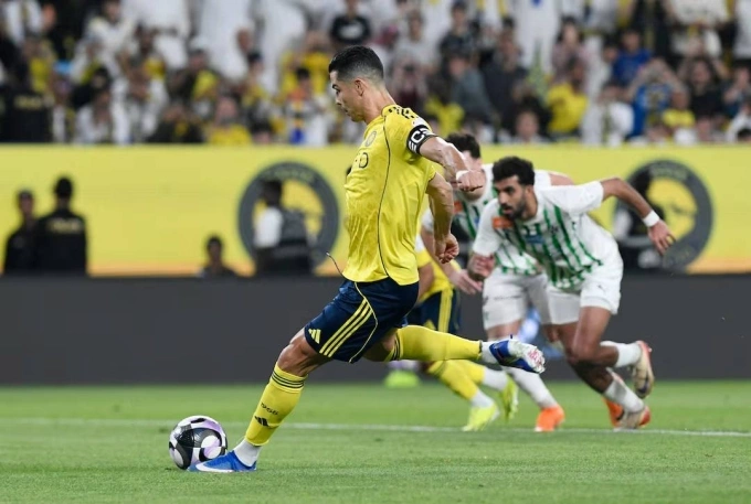 Ronaldo ghi bàn trong trận Al Nassr 5-2 Al Najma ở vòng 27 Saudi Pro League hôm 3/4. Ảnh: Reuters