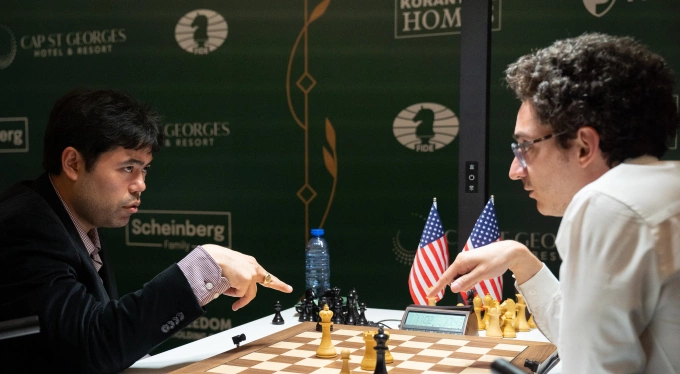 Nakamura (trái) thắng Caruana để đòi lại vị trí số hai thế giới. Ảnh: FIDE