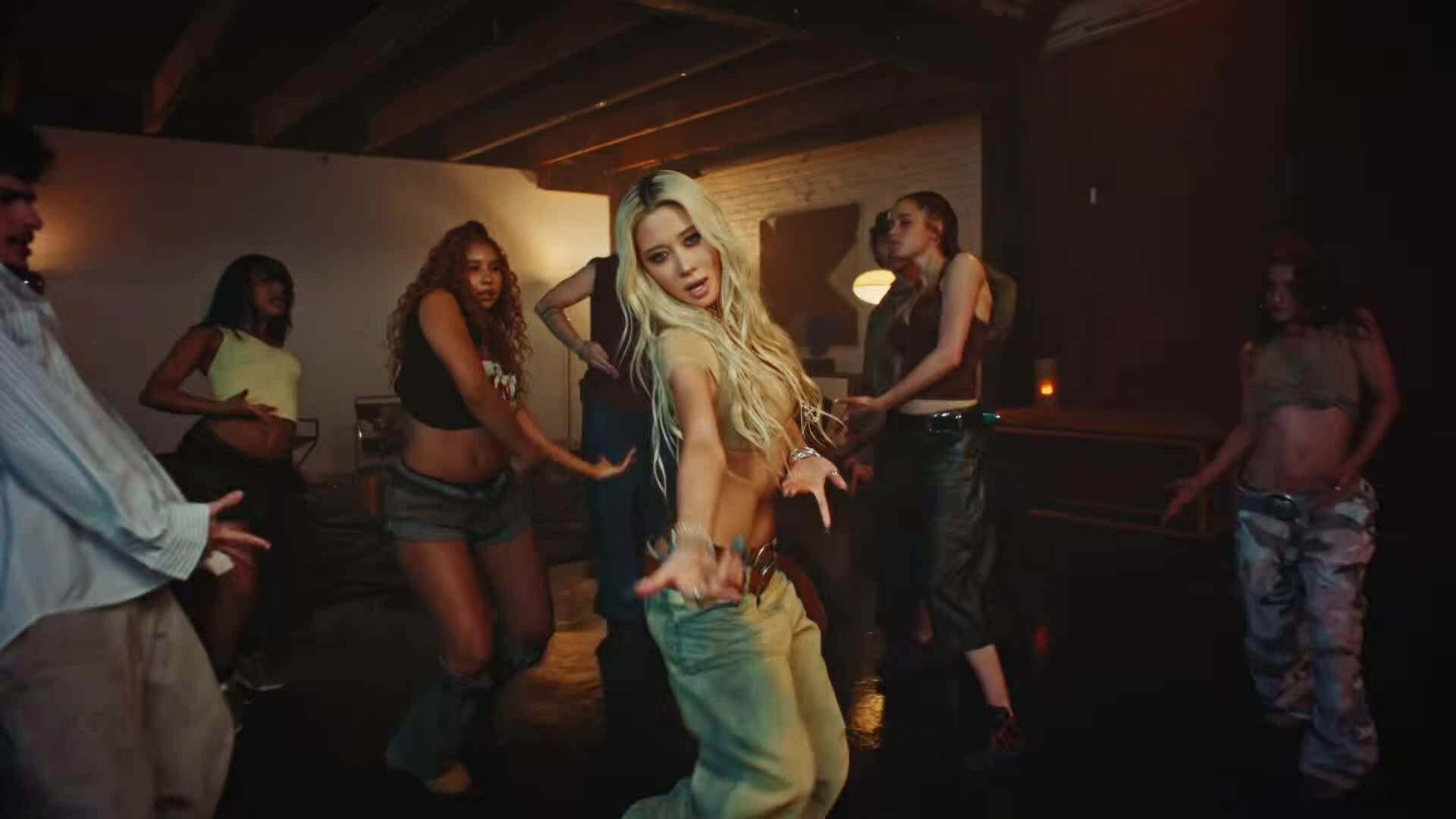 MV "What's a girl to do" của Dayoung