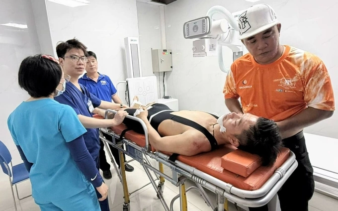 Văn Bình được đưa đi cấp cứu sau khi gặp chấn thương chặng 5 giải xe đạp toàn quốc tranh Cup Truyền hình HTV 2025 từ Thanh Hóa đi Nghệ An, trưa 7/4. Ảnh: Vinh Ngô