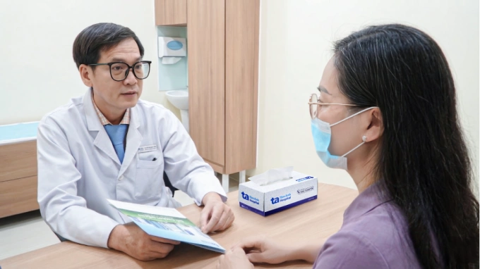 Bác sĩ Vinh khám cho người bệnh. Ảnh: Bệnh viện Đa khoa Tâm Anh