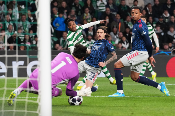 David Raya cản cú đá chéo góc của Geny Catamo. Ảnh: PA