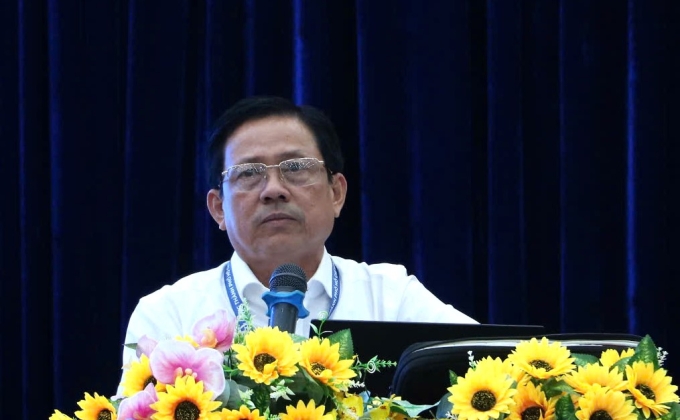 Ông Nguyễn Văn Phong, Phó giám đốc Sở Giáo dục và Đào tạo, phát biểu tại hội nghị, sáng 8/4. Ảnh: Trang Thư