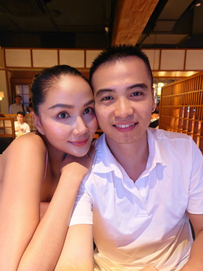 Vợ chồng HHen Niê chụp ảnh kỷ niệm dịp hai năm cưới.