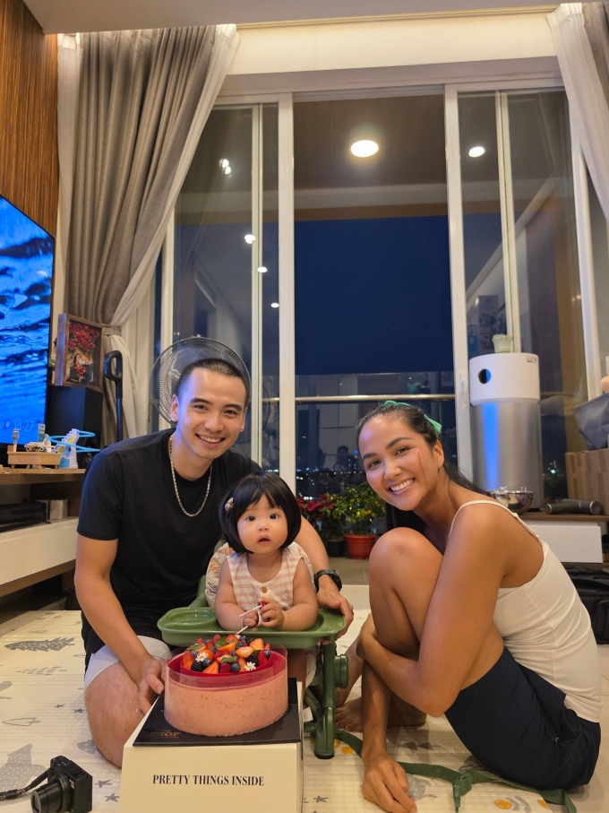 Gia đình HHen Niê mừng con gái sáu tháng tuổi tại nhà riêng.