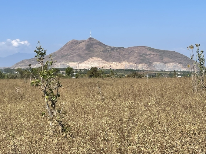 Toàn cảnh núi Tà Zôn. Ảnh: Việt Quốc