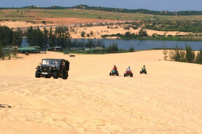 Bàu Trắng Mũi Né với những cồn cát trải dài như sa mạc. Ảnh: Hồng Hà