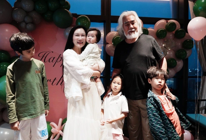 Gia đình đạo diễn Trương Kỷ Trung. Ảnh: Weibo