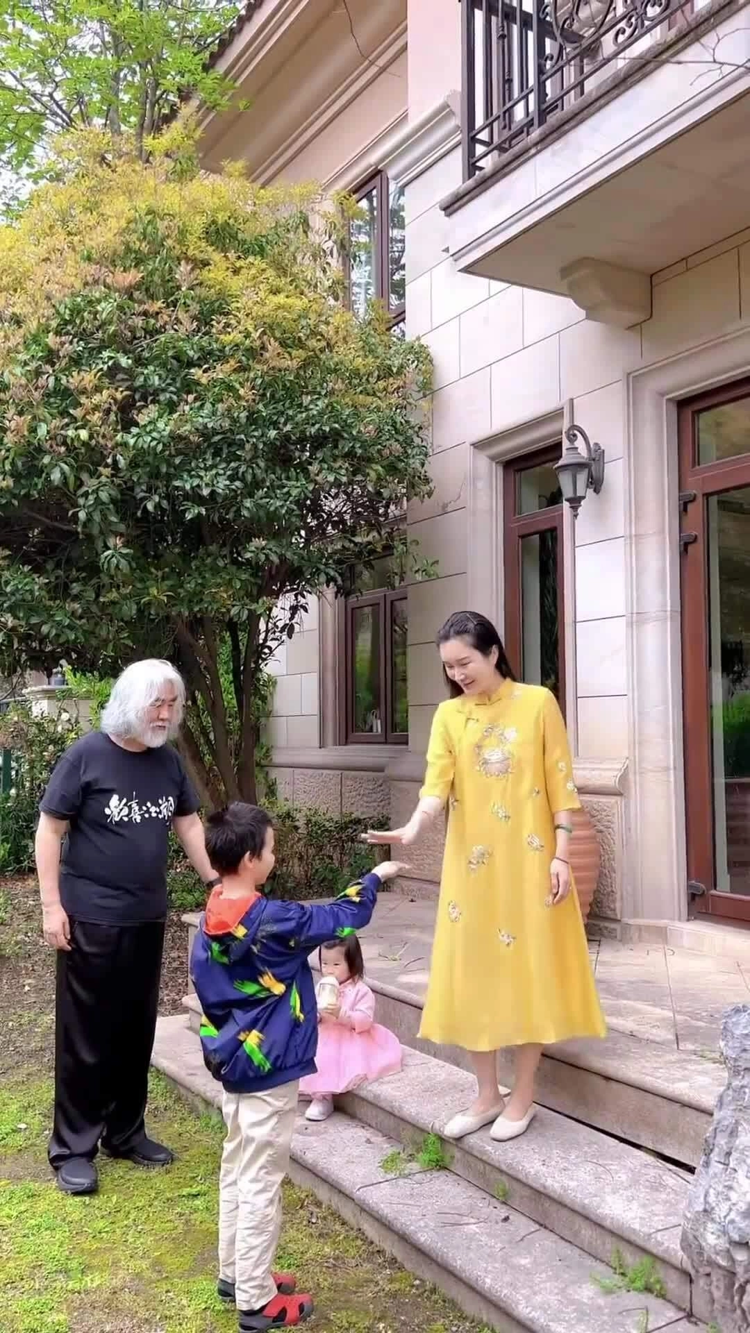 Trương Kỷ Trung nhảy múa cùng vợ con