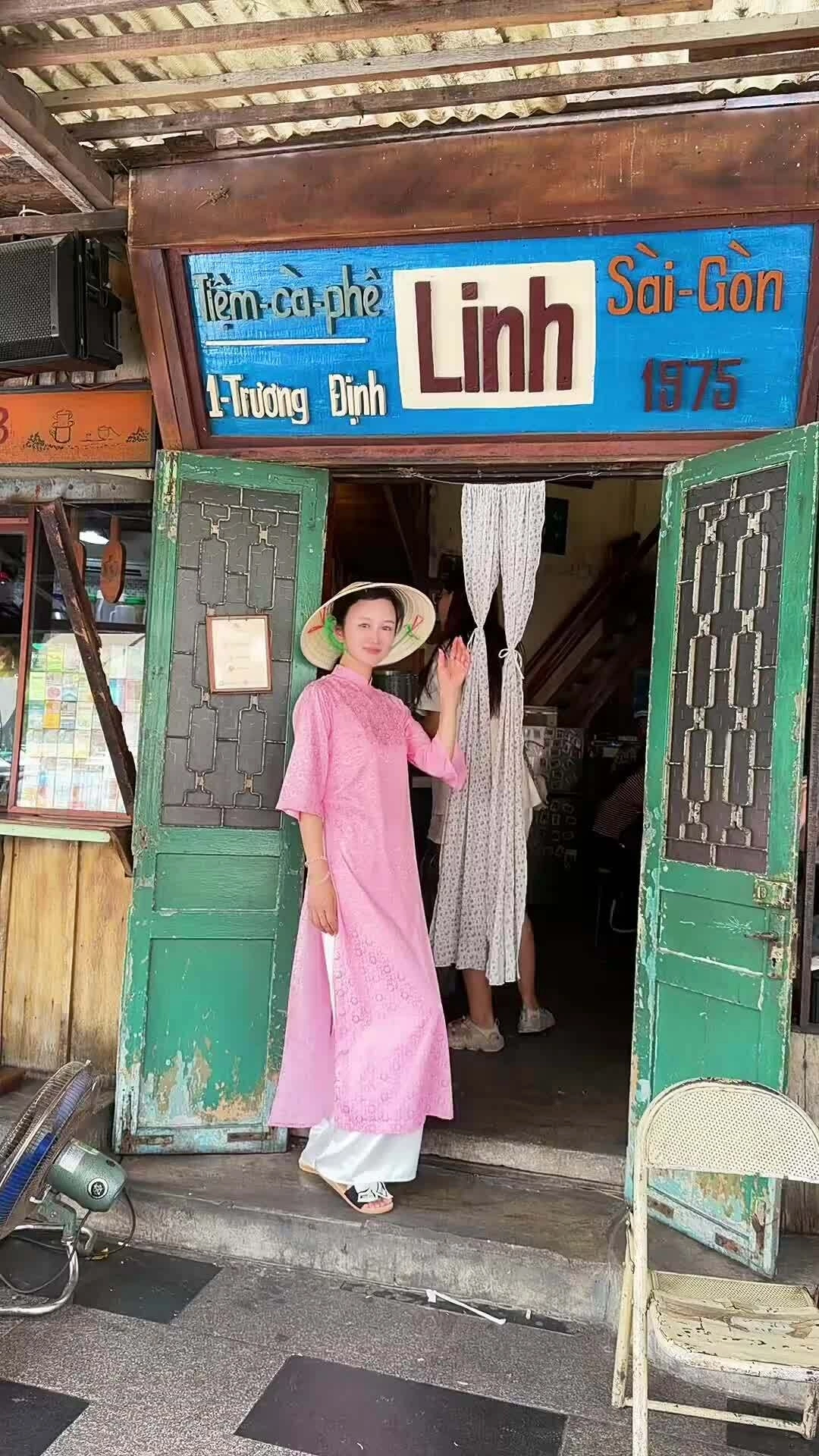 Vợ 'ông trùm phim kiếm hiệp' mặc áo dài dạo phố Sài Gòn