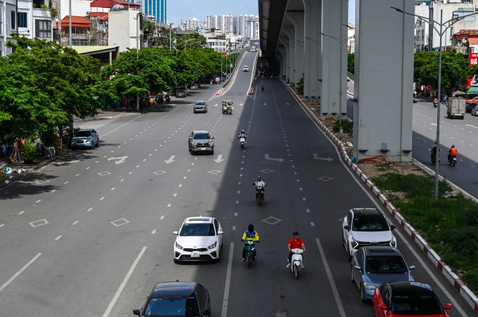 Người tham gia giao thông dưới nắng nóng ở Hà Nội. Ảnh: Giang Huy
