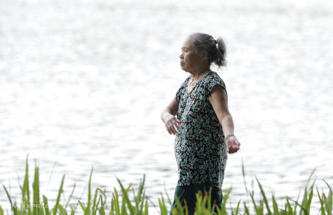 Người cao tuổi Hà Nội thể dục bên hồ Gươm. Ảnh: Ngọc Thành