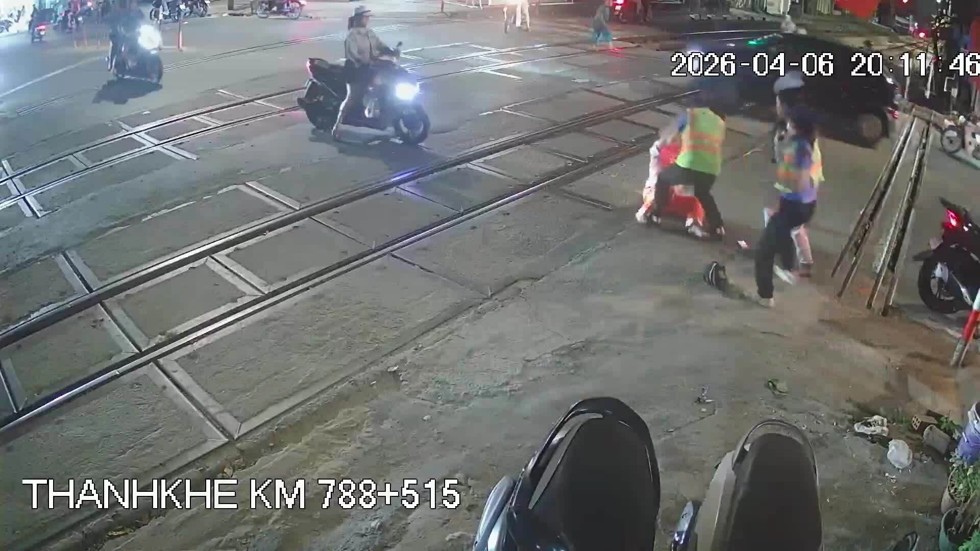 Hai nhân viên gác chắn đường sắt bị hành hung khi đang làm nhiệm vụ