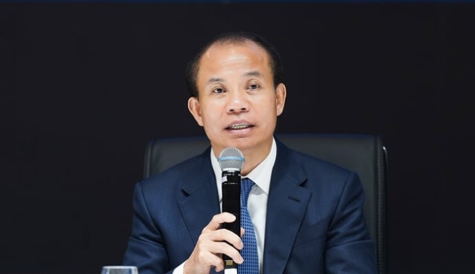 Ông Đặng Khắc Vỹ chia sẻ tại Đại hội ngày 8/4. Ảnh: VIB