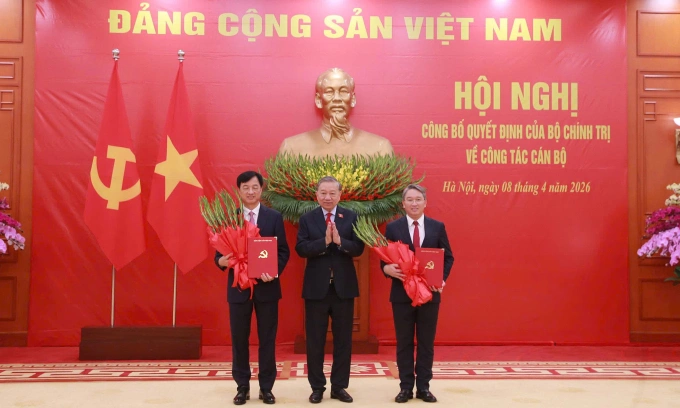 Tổng Bí thư Tô Lâm trao quyết định của Bộ Chính trị điều động ông Nguyễn Duy Ngọc làm Trưởng ban Tổ chức Trung ương và ông Nguyễn Hải Ninh làm Chánh Văn phòng Trung ương Đảng. Ảnh: Hoàng Phong