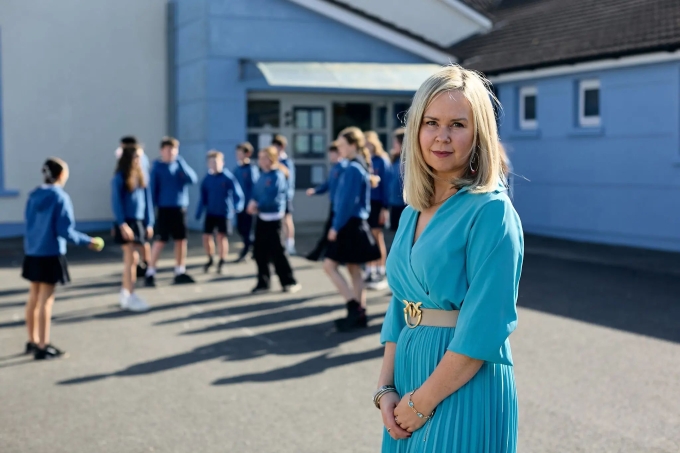 Rachel Harper, hiệu trưởng Trường Tiểu học St Patrick, người khởi xướng dự án không cho trẻ em dùng smartphone ở Greystones. Ảnh: NYT