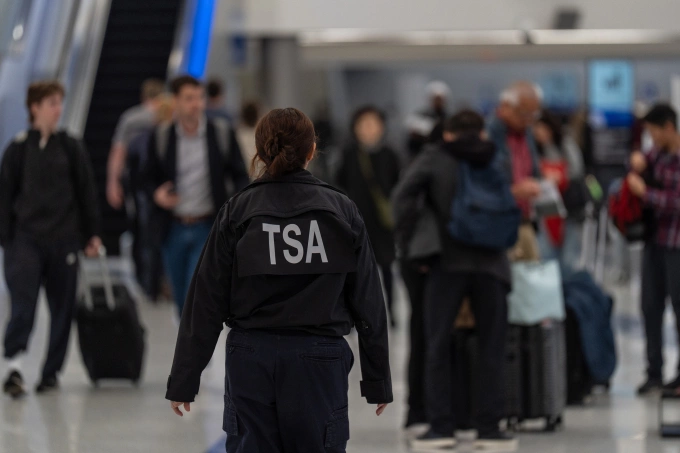 Nhân viên an ninh tại sân bay quốc tế Los Angeles ngày 27/3. Ảnh: AP