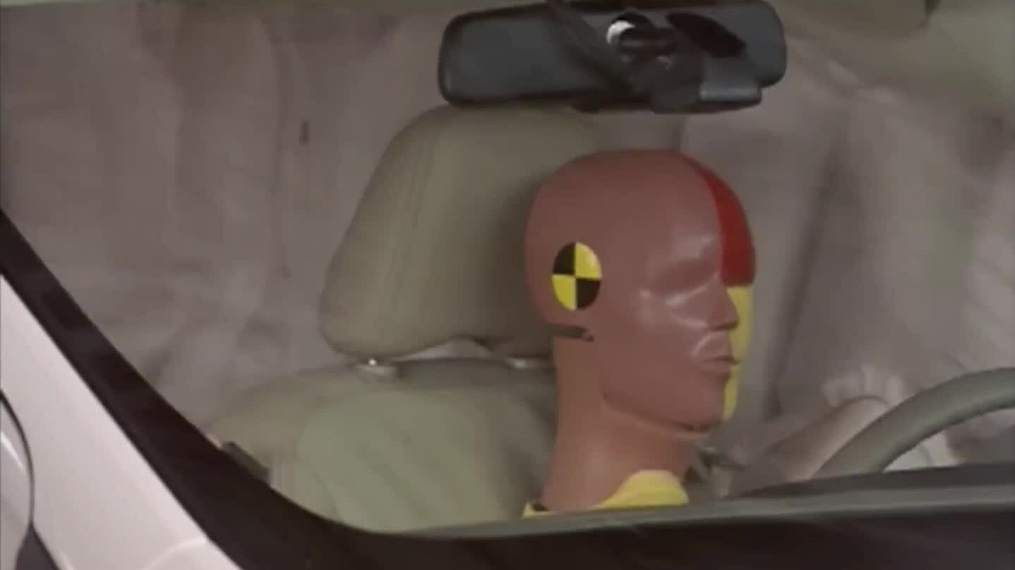 Lý do túi khí bên hông 'nhạy' hơn túi khí trước