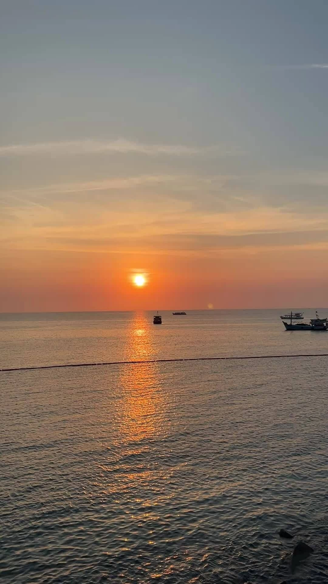 Ngắm hoàng hôn trên Cầu Hôn