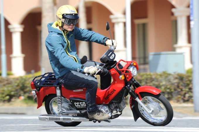 Xe máy từ 50 phân khối trở xuống sẽ phải rẽ phải theo hai bước tại những nơi quy định. Ảnh: Tandem-style