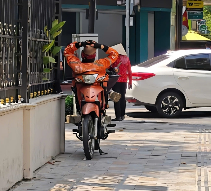 Một shipper nằm nghỉ trên xe giữa trời nắng tại TP HCM, ngày 8/4. Ảnh: Mỹ Ý