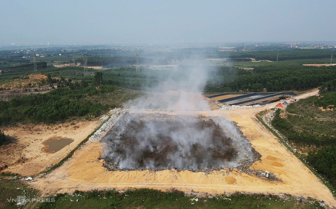 Bãi rác cháy nhìn từ trên cao. Ảnh: Đắc Thành