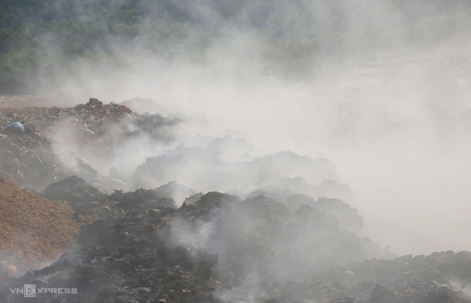 Lửa cháy âm ỉ bốc khói mùi hôi thối. Ảnh: Đắc Thành